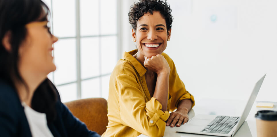 Das Bild soll eine zufriedene Buchhalterin darstellen, die von einer fehlerfreien Übertragung mittels ihrer Buchhaltungsapp profitiert hat