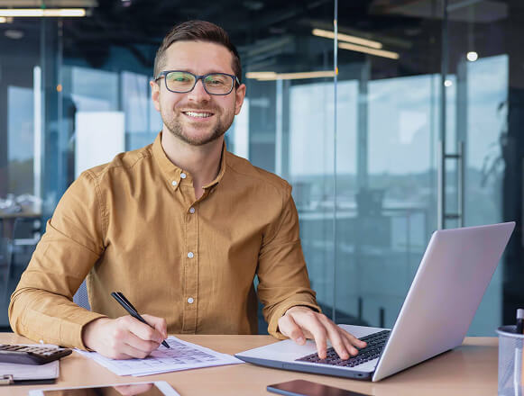 Das Bild soll einen zufriedenen Buchhalter darstellen, der mit der Buchhaltungssoftware in Salesforce seine Buchhaltung erledigt hat